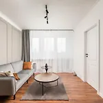 Krasinski Garden Elegant By Bookinghost *