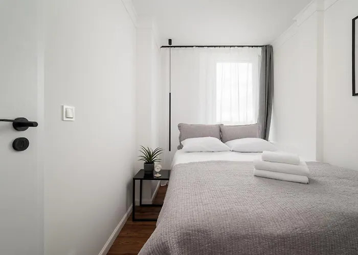 Krasinski Garden Elegant By Bookinghost *