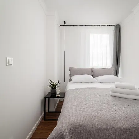 Krasinski Garden Elegant By Bookinghost *